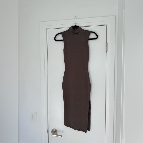 Midi dress with scoop neckline
Very good quality
Worn once
Looks very nice - Picture 1 of 5